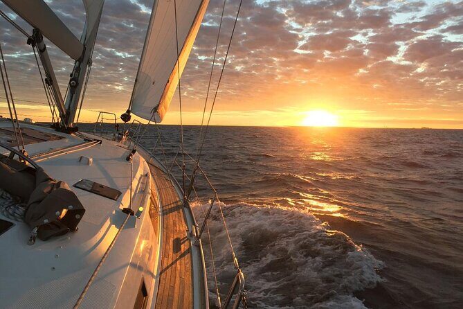 From Heraklion:Small group 5,5h Sunset Sailing trip to Dia Island - Harbor views and the Koules fortress stretch