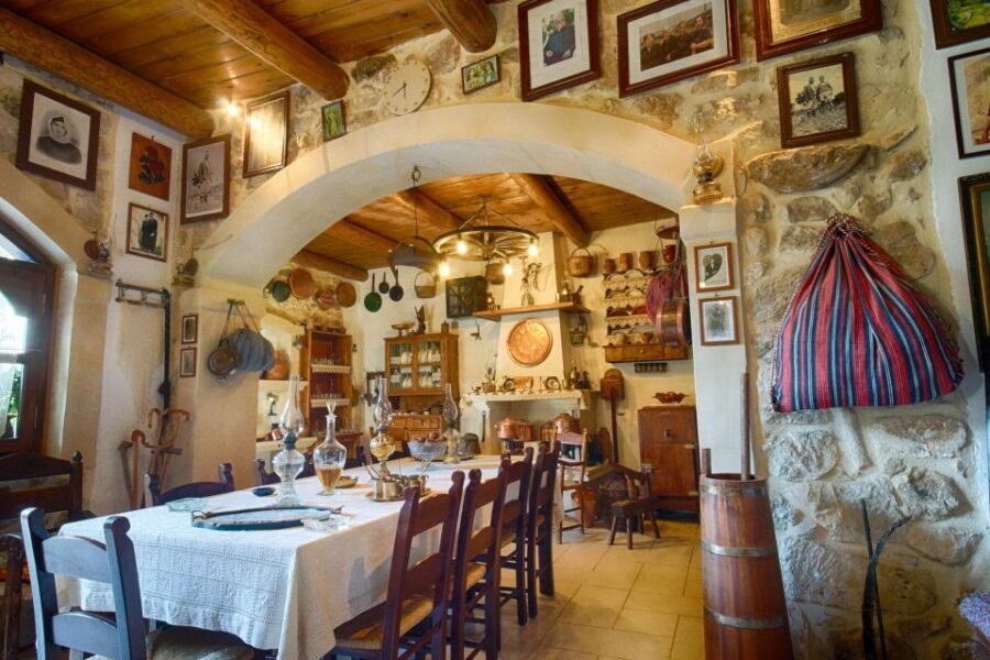 From Rethymno: Cretan Night Music, Food & Dancing - Dinner at Asteri: included food, drinks, and a breather before the show