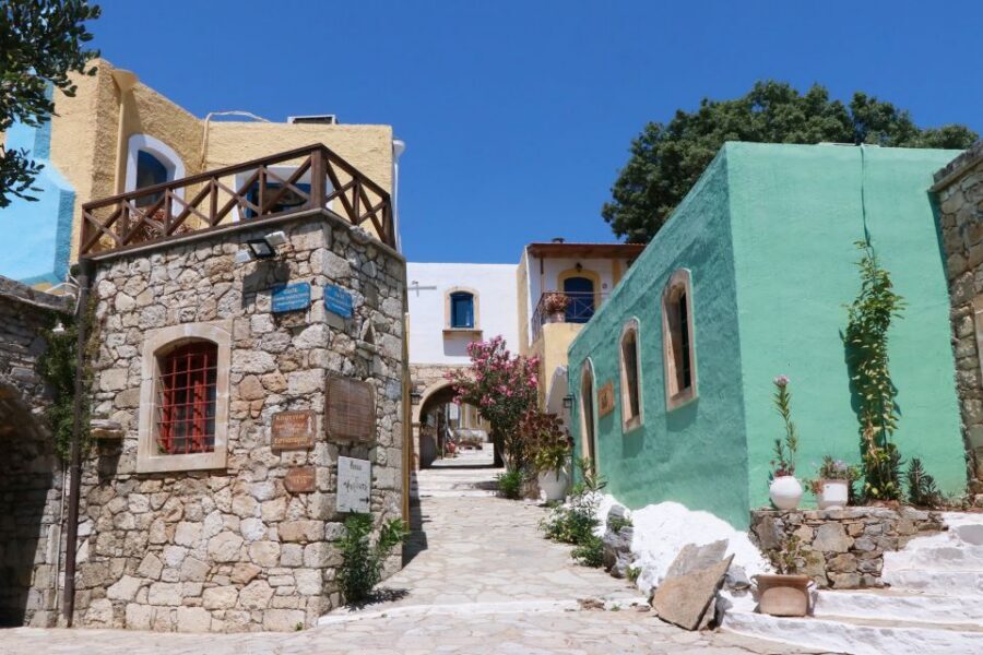Heraklion Crete: Cretan and Greek Dance Lesson at Arolithos - Should you book this Cretan dance lesson at Arolithos?