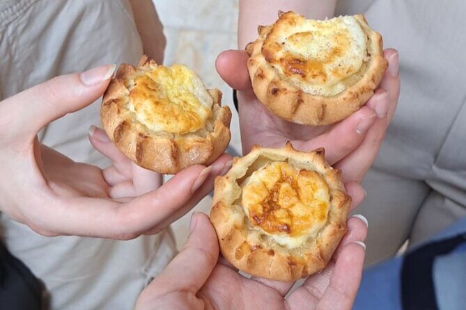 Heraklion Family Treasure Hunt with Food Stop - The bakery break: kaltsoynia pastries and water