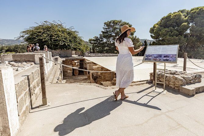 Knossos Palace: Self-Guided Audio Tour on your Phone (without ticket) - Stop 1: Throne Room and the queen-or-priestess story