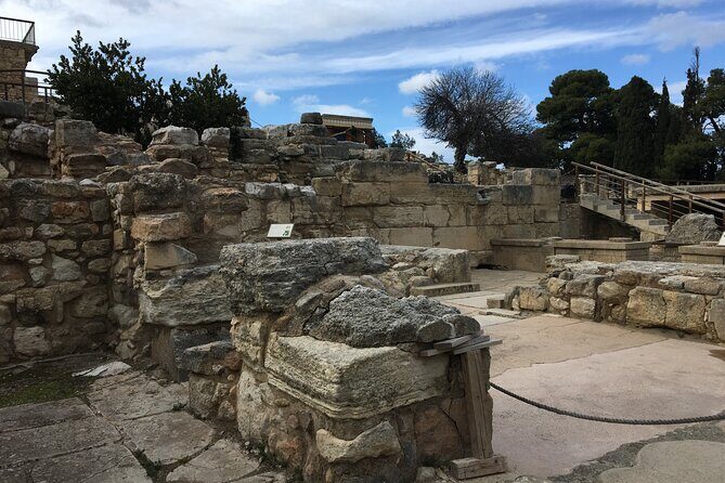 Palace of Knossos - Early Morning Ticket and avoid crowds - Small-group pace, shade, and headset clarity