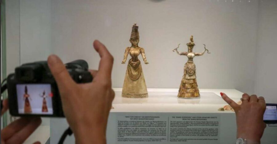 Private tour: Archeological Museum of Heraklion - Meeting up: look for the blue envelope at the entrance