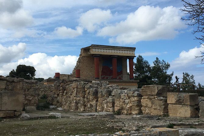 Visit Knossos palace (Tour & Skip-the-Line Ticket) - Headsets and group size: the difference between a lecture and a visit